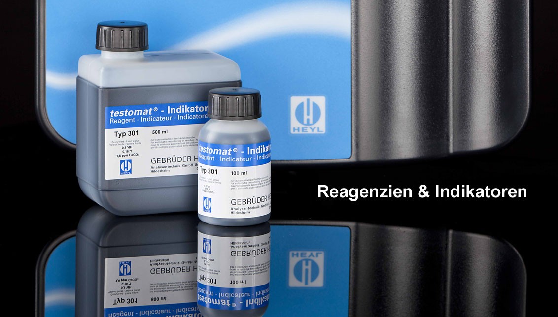 Banner mit Reagenzien und Testomat 808 im Hintergrund