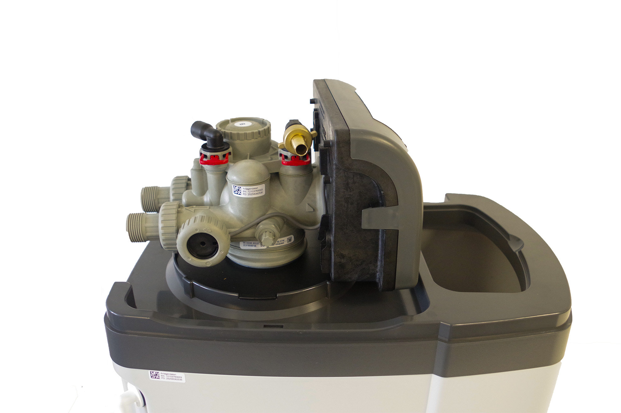 Seitliche Ansicht des Steuerventils, geöfnette Kabinettenthärtungsanlage ohne Deckel