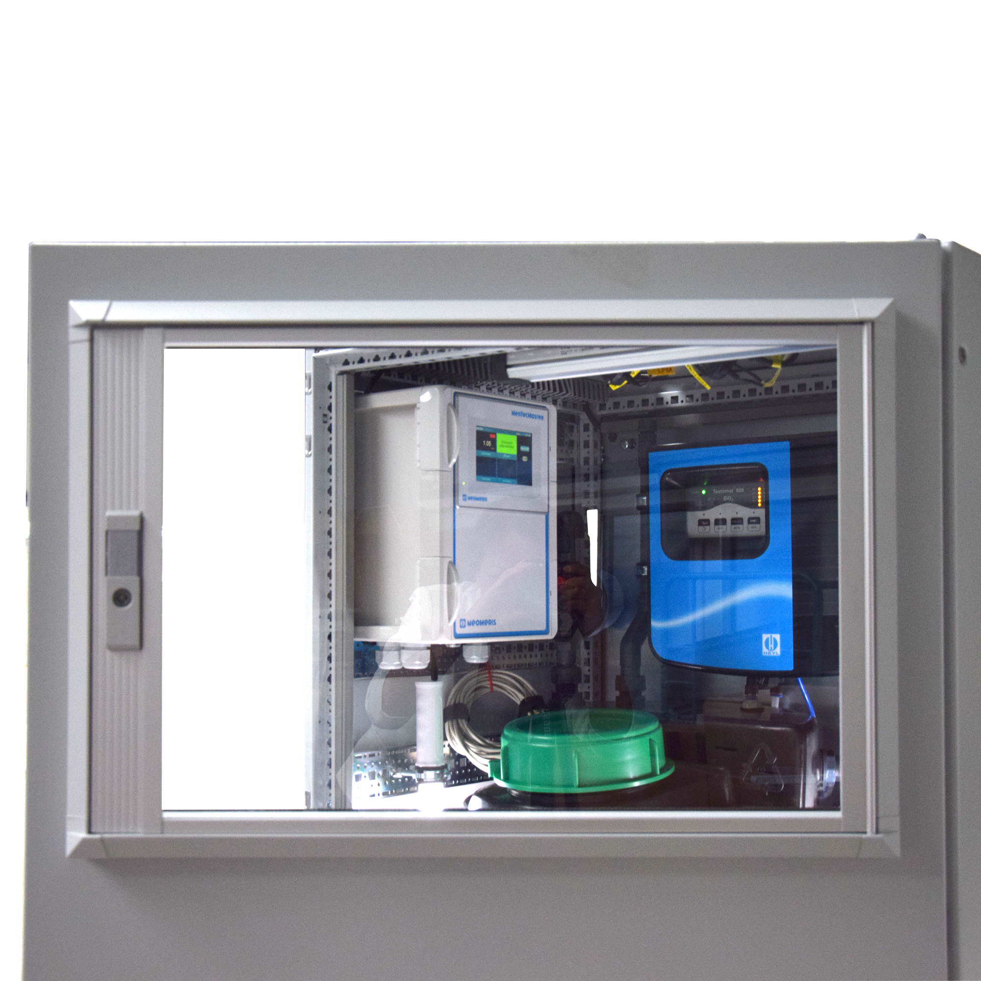 NeoDeWa Wasseraufbereitungsanlage ambulante Kliniken, Tür geöffnet, durch das Fenster ist das Innenleben mit Mess- und Regeltechnik sichtbar.