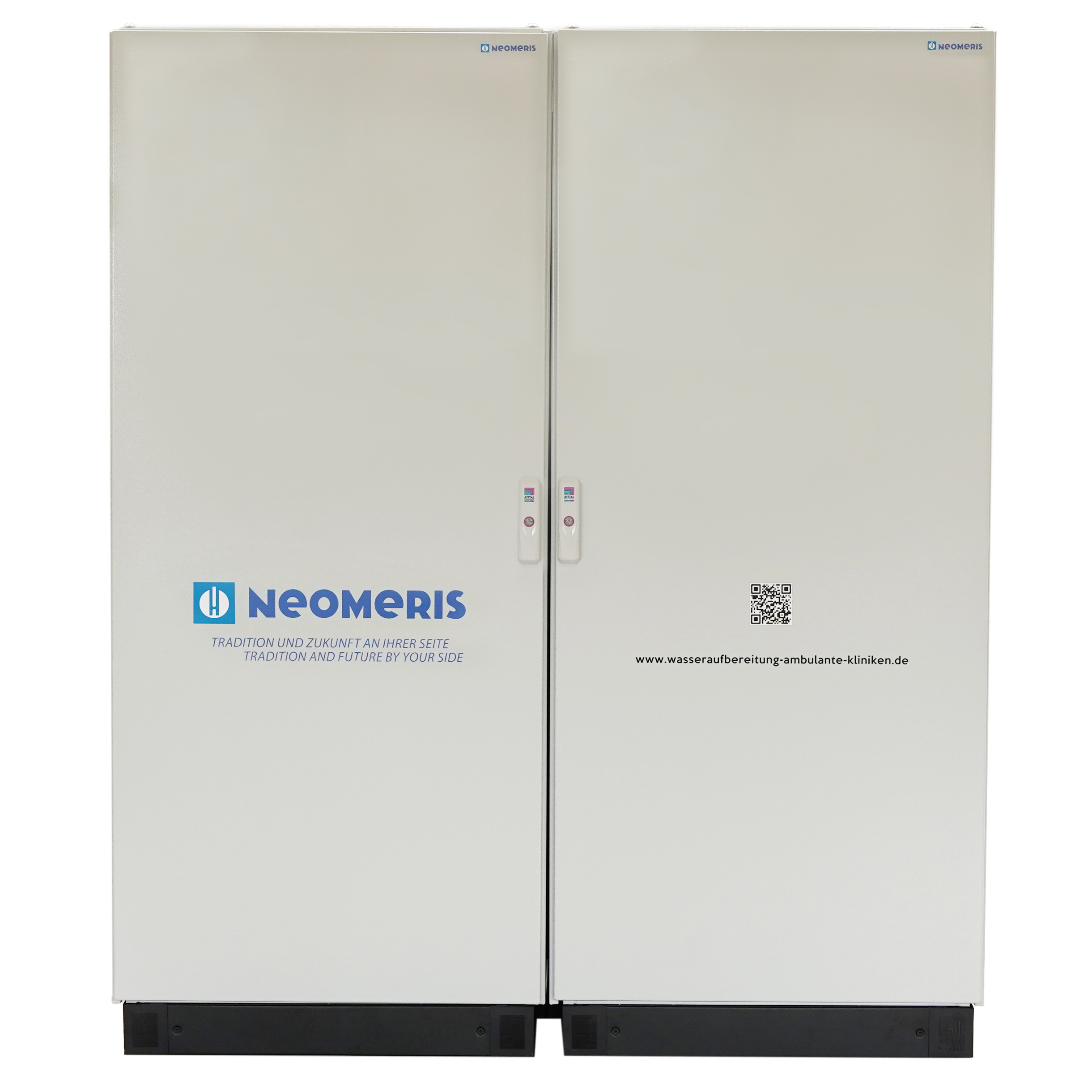 Wasseraufbereitungsanlage Schränke, zwei weiße Schranktüren, Neomeris Branding VE-Anlage geschlossen, Doppel-Modul in Rittal-Schrank, Platzsparendes Design Schrankgehäuse, Frontansicht modulare Aufbereitungsanlage, schlicht