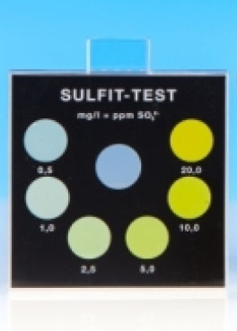 Sulfit-Testger-t Sulfit Farbvergleichsgerät Testoval, Frontansicht des Farbvergleichsgeräts ohne Küvette, kompakt und handlich