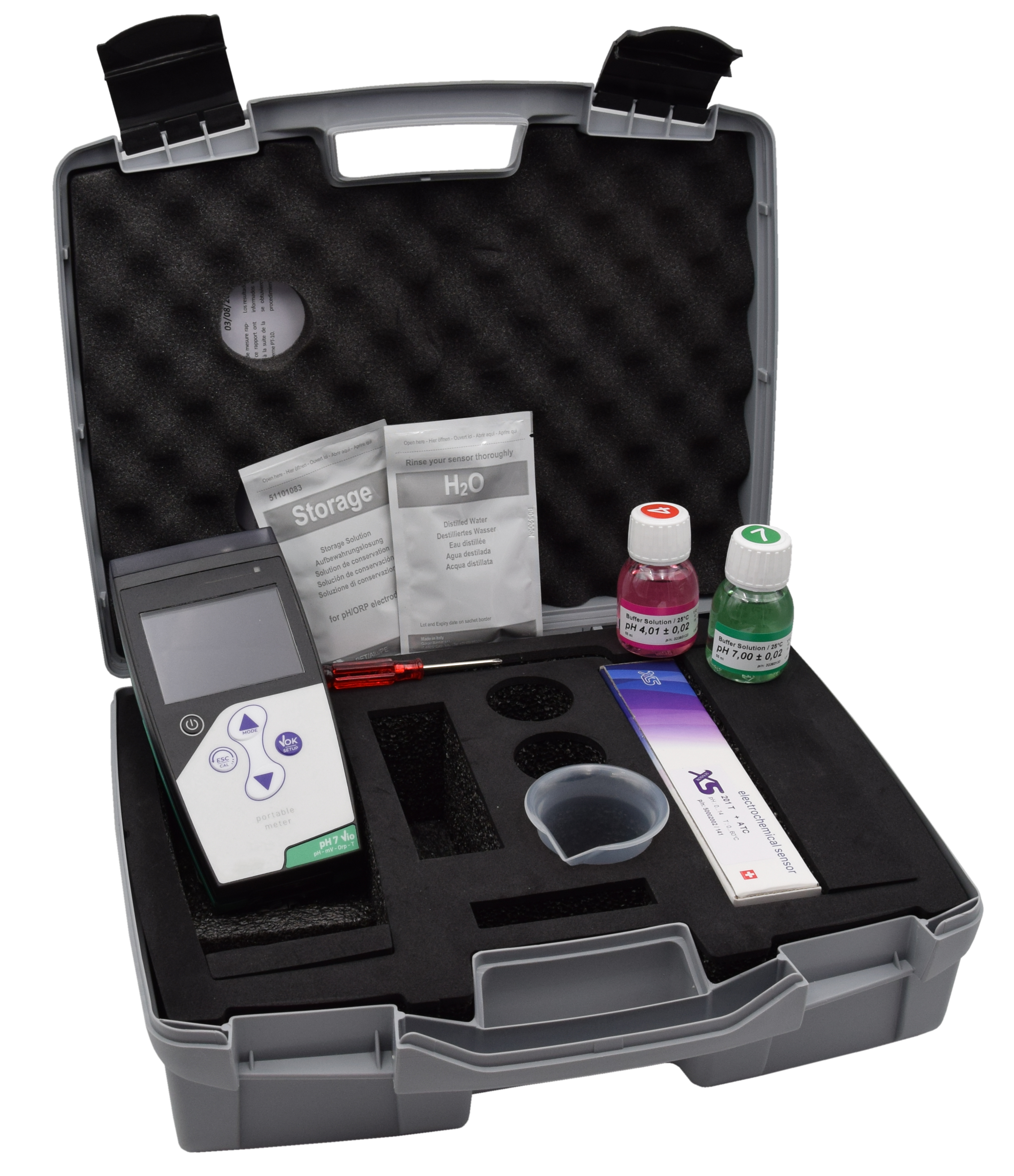 offener schwarzer Koffer mit sichtbaren Inhalt