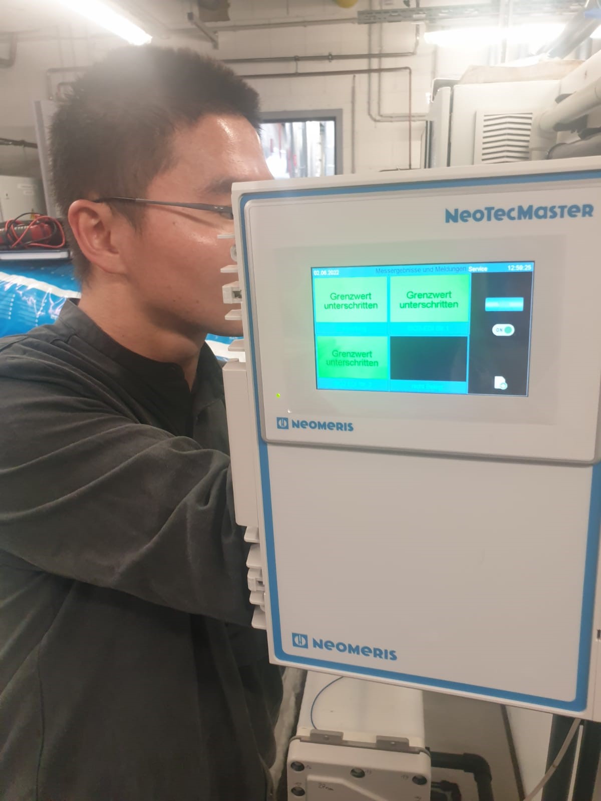Mit dem Multiparameter Steuerungskonzept des NeoTecMaster® wird mittels Ethernetschnittstelle der Datentransfer und die Visualisierung am Standort im Netzwerkes umgesetzt. Foto zeigt unseren Programmierer am Gerät