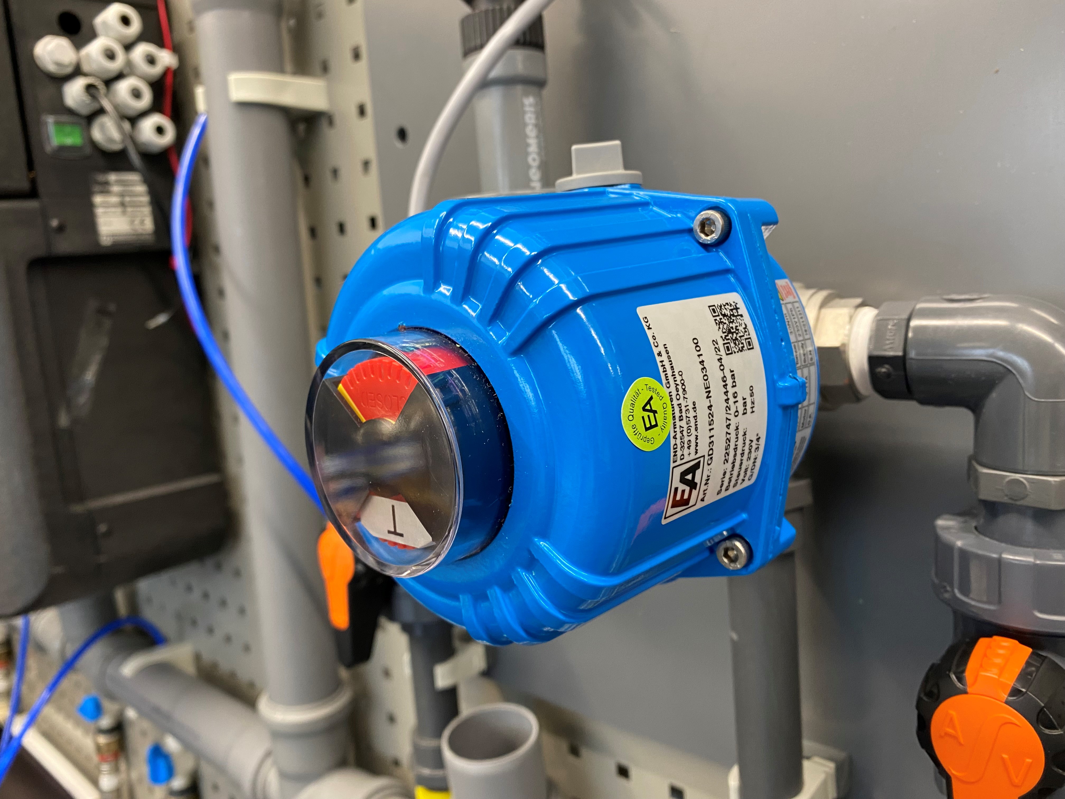 Neomeris Absalztafel für Kühlturm Systemtrenner mit Montageelementen, modular und robust gebaut