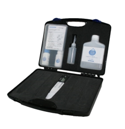 The image shows the Horiba LAQUAtwin Ca-11C-1 kit for ionised calcium measurement in cows inside the opened transport case. Visible are the measuring device, the standard solutions and the cleaning solution arranged in an organised foam insert.