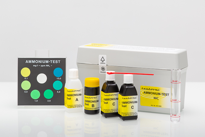 Testoval Ammonium Testbesteck Testoval Ammonium Testbesteck, Komplettset mit Reagenzien und Farbvergleichsgerät, für NH₄⁺-Analyse, Testoval Ammonium Testbesteck, Frontansicht des Farbvergleichsgeräts mit Skala, manuelle Wasseranalyse