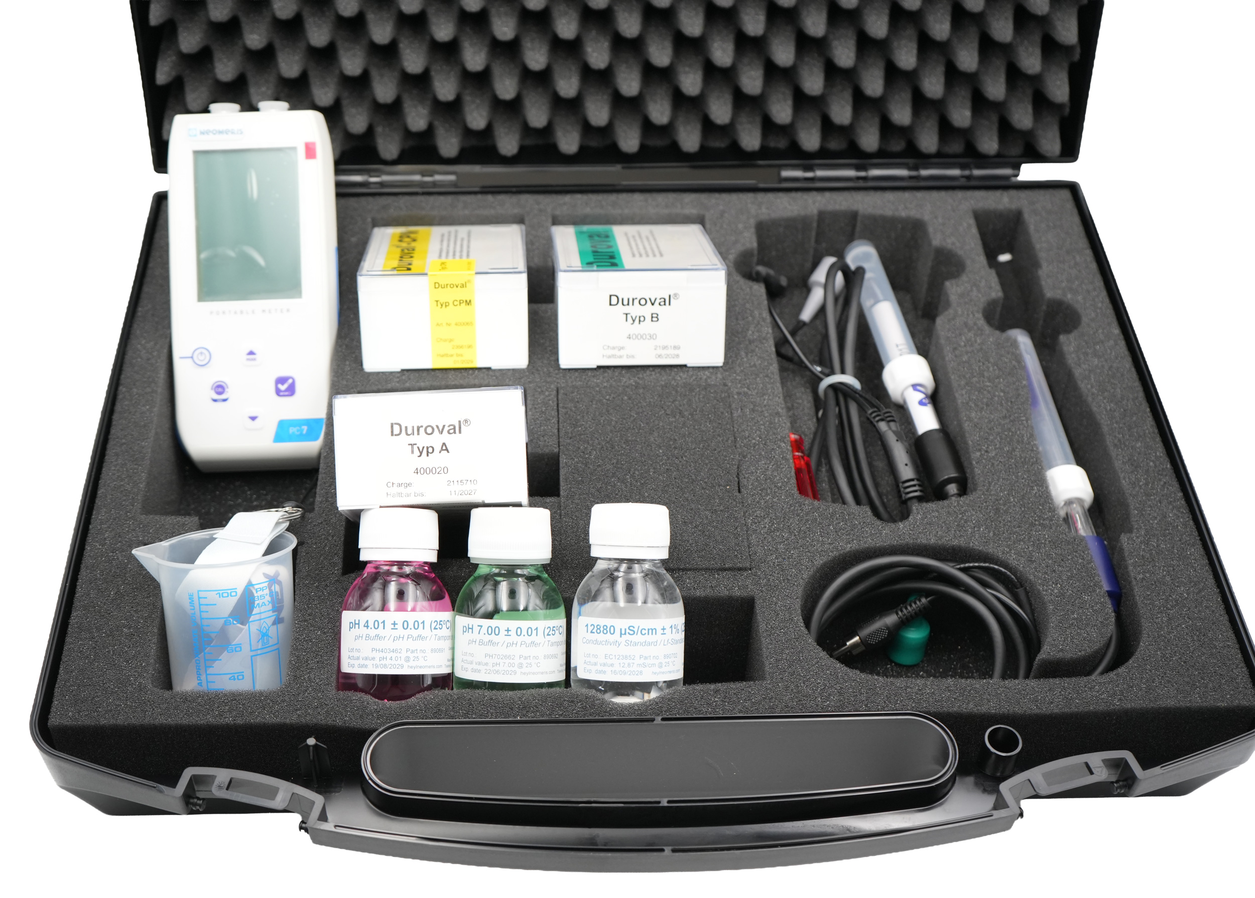 Professional-Analysenkoffer Kesselhaus, geöffneter Koffer mit Messgeräten und Zubehör, Elektroden, Pufferlösungen und Messbechern, geordnete Anordnung, Handlabor Komplettset